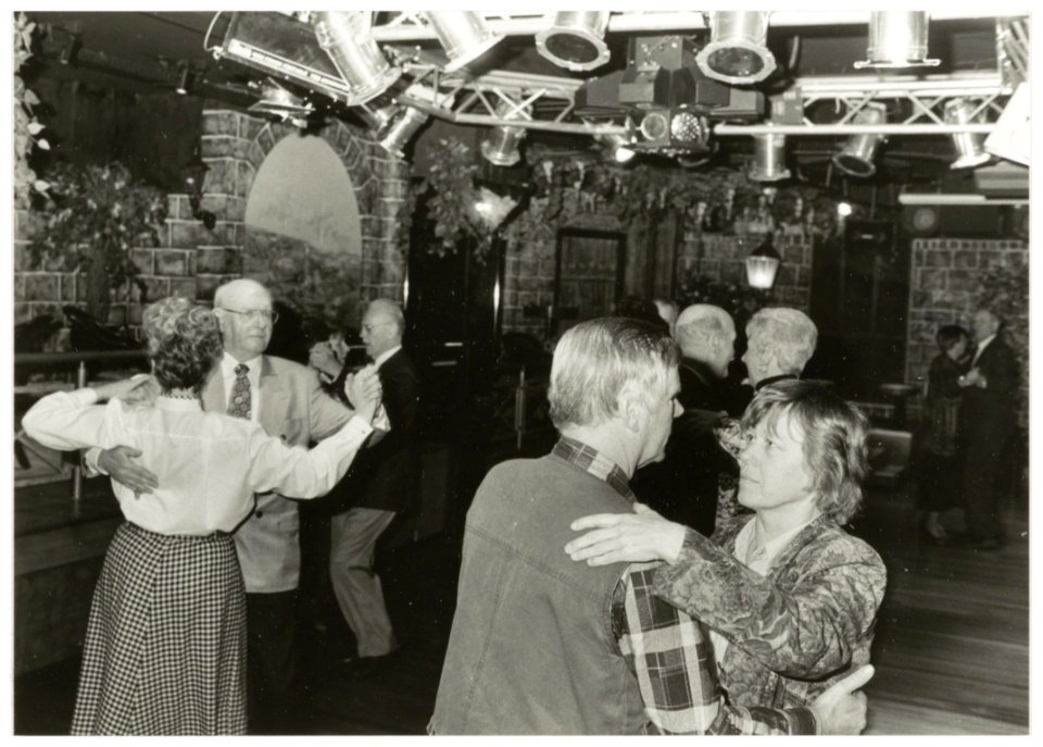 Dansen voor 55-plussers in Dans-en Partycentrum Griffioen, Zijlstraat 24a. NL-HlmNHA 54036525