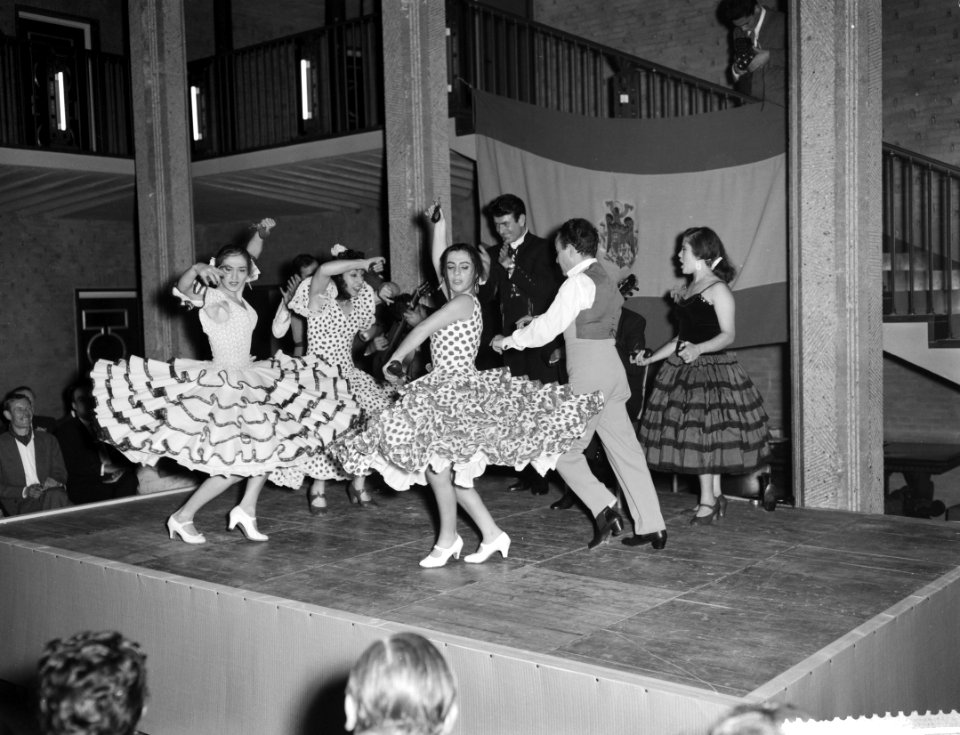 Dansen van Amalia Roman in het gebouw van Onderwijs Kunst en Wetenschappen te De, Bestanddeelnr 911-7748