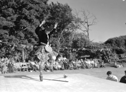 Dansen op muziek van de doedelzak tijdens de Highland Games op Skye, een negenti, Bestanddeelnr 254-2777