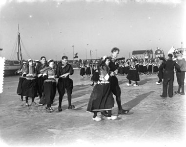 Dansen in klederdracht op Marken op het ijs, Bestanddeelnr 906-2885