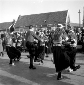 Dansen in klederdracht op Marken op het ijs, Bestanddeelnr 906-2879