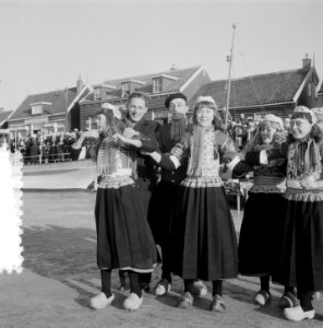 Dansen in klederdracht op Marken op het ijs, Bestanddeelnr 906-2877
