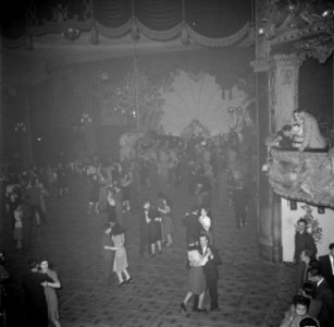 Dansen in een theater, Bestanddeelnr 191-1029