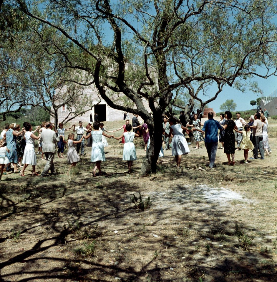 Dansen in een kring. Frankrijk, Bestanddeelnr 254-6029