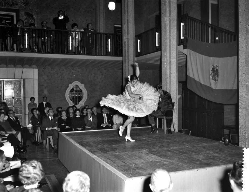 Dansen van Amalia Roman in het gebouw van Onderwijs Kunst en Wetenschappen te De, Bestanddeelnr 911-7750