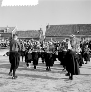 Dansen in klederdracht op Marken op het ijs, Bestanddeelnr 906-2869