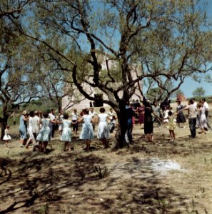 Dansen in een kring. Frankrijk, Bestanddeelnr 254-6028
