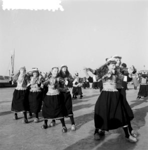 Dansen in klederdracht op Marken op het ijs, Bestanddeelnr 906-2874