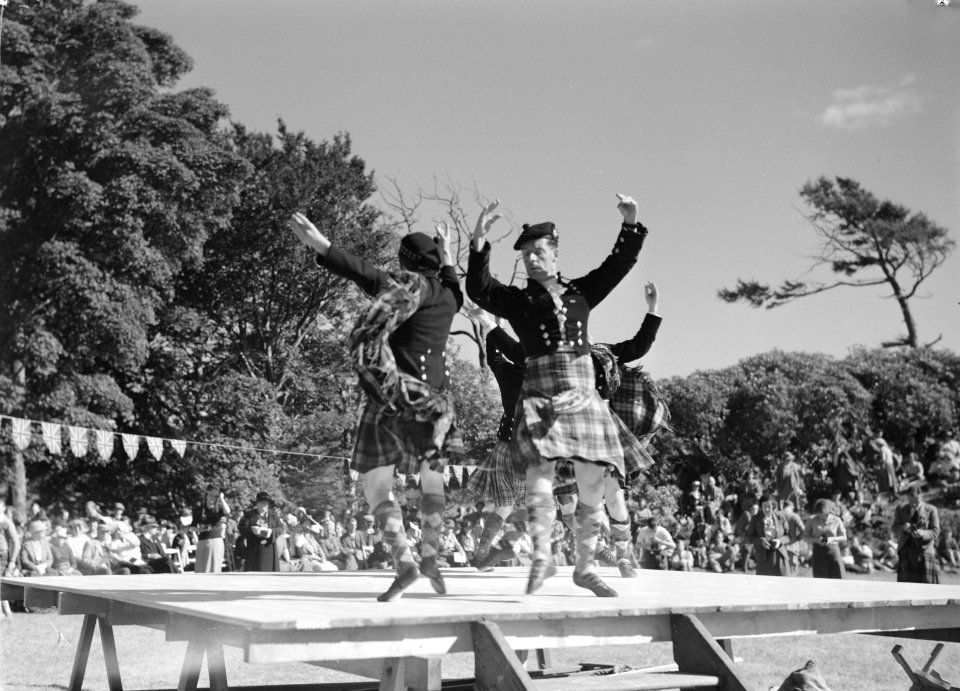 Dansen op muziek van de doedelzak tijdens de Highland Games, een negentiende eeu, Bestanddeelnr 254-2785