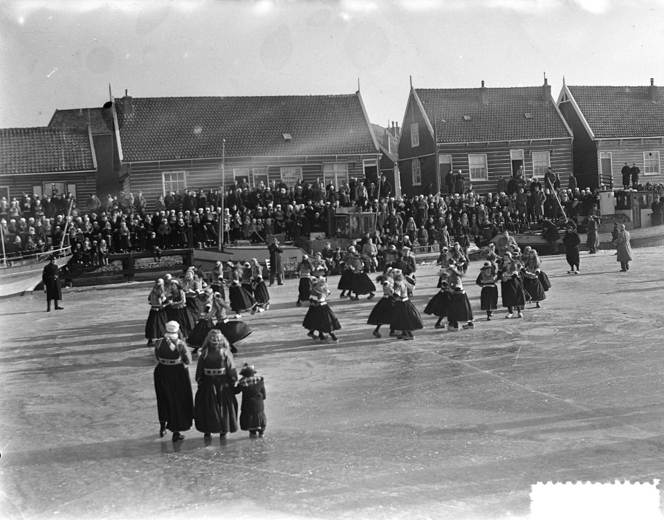 Dansen in klederdracht op Marken op het ijs, Bestanddeelnr 906-2884