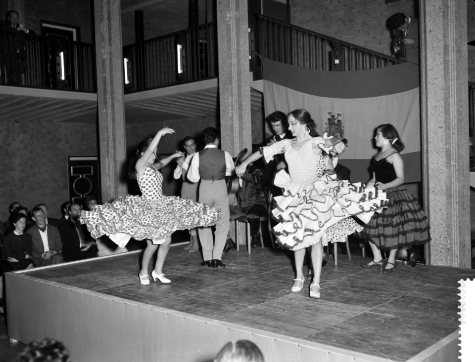 Dansen van Amalia Roman in het gebouw van Onderwijs Kunst en Wetenschappen te De, Bestanddeelnr 911-7751