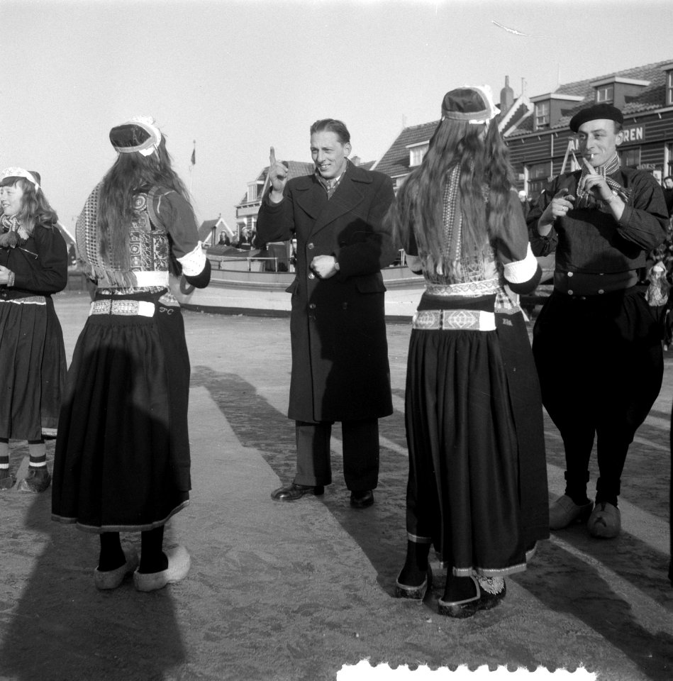 Dansen in klederdracht op Marken op het ijs, Bestanddeelnr 906-2878