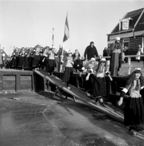 Dansen in klederdracht op Marken op het ijs, Bestanddeelnr 906-2876