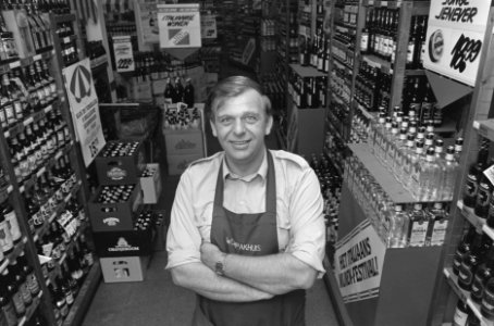 De heer Jansen in zijn drankenhandel, Bestanddeelnr 934-0885 photo