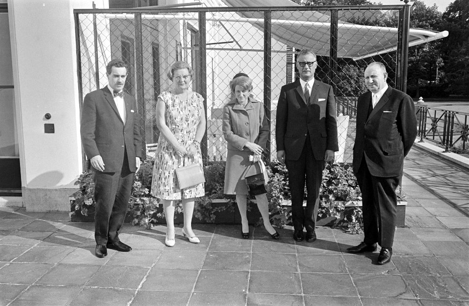 De heer I.L. Palache (directeur SCIA), koningin Juliana, mevr. C. Muraph Andries, Bestanddeelnr 920-4150