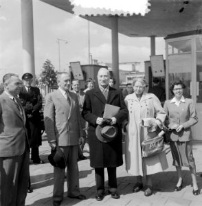 De heer J.W. Adriani uit Amsterdam, vergezeld van zijn echtgenote, passeerde als, Bestanddeelnr 905-7099