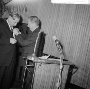 De heer J W Lebon onderscheiden met de Officiers Orde van Oranje Nassau , mevr, Bestanddeelnr 914-7078