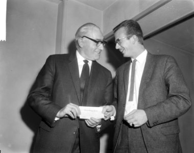 De heer Kuilenburg (l.) bij het overhandigen van de cheque aan de heer Möller, Bestanddeelnr 918-4957