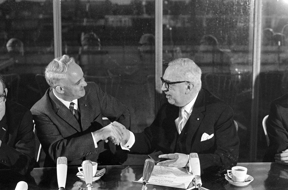 De heer P.P.J. Mertens bij de bloedtransfusiedienst. Rechts, voorzitter van de c, Bestanddeelnr 919-8260