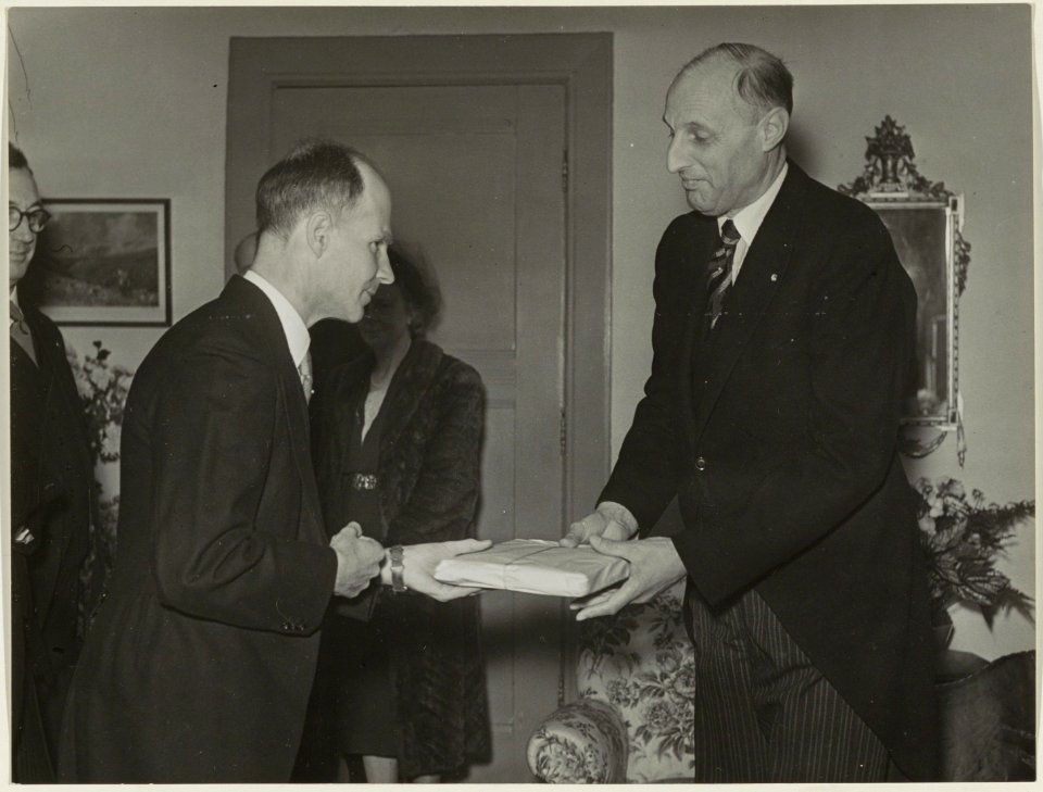 De heer R. Burdet biedt de burgemeester van Bloemendaal Jhr. Mr. den Tex een geschenk aan t.g.v. zijn zilveren ambtsjubileum. NL-HlmNHA 54004126