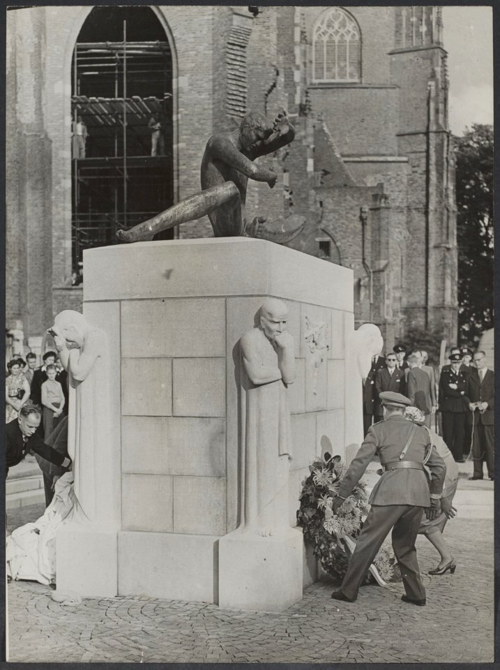 De herdenking van de 17e september bereikte te Arnhem een hoogtepunt toen koning, Bestanddeelnr 24022 109