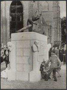 De herdenking van de 17e september bereikte te Arnhem een hoogtepunt toen koning, Bestanddeelnr 24022 109