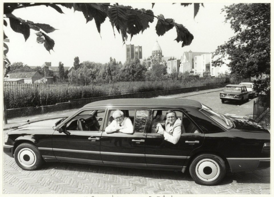 De heren H. Boonacker (l) en E. Metselaar (r) van Autobedrijf Boonacker, gevestigd Olieslagerslaan 8, gespecialiseerd in het verlengen van automobielen. Gefotografferd op de Koninginneweg me, NL-HlmNHA 54015466