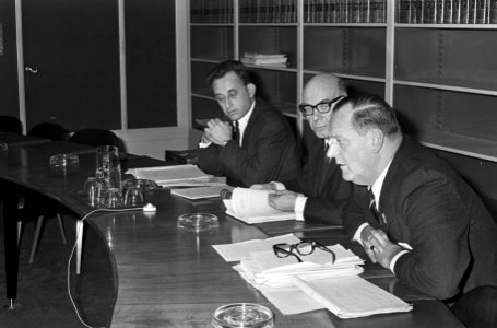 De heren Blaisse (KVP) en Oele (PvdA) gaven overzicht ontwerp staalmarkt in Euro, Bestanddeelnr 920-0182