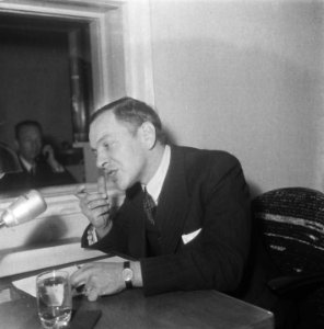 De heer Landré, bekend als Fox van Herrijzend Nederland, voor de microfoon, Bestanddeelnr 900-9636