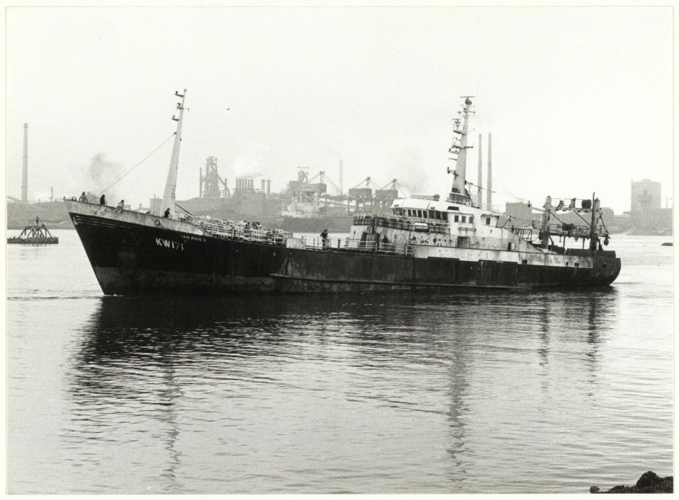 De hektrawler KW171 Jan Marie bij vertrek uit IJmuiden. NL-HlmNHA 54015694
