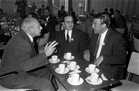 De heren Den Uyl , Aarden, van Mierlo zijn met elkaar in gesprek, Bestanddeelnr 921-6797