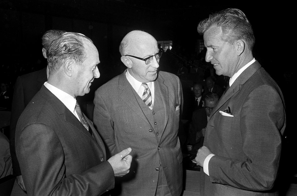 De heren M. Zondervan (voorzitter ANMB), burgemeester dr. J. Samkalden en A.H. K, Bestanddeelnr 921-6303
