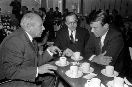 De heren Den Uyl , Aarden, van Mierlo zijn met elkaar aan de koffie, Bestanddeelnr 921-6801