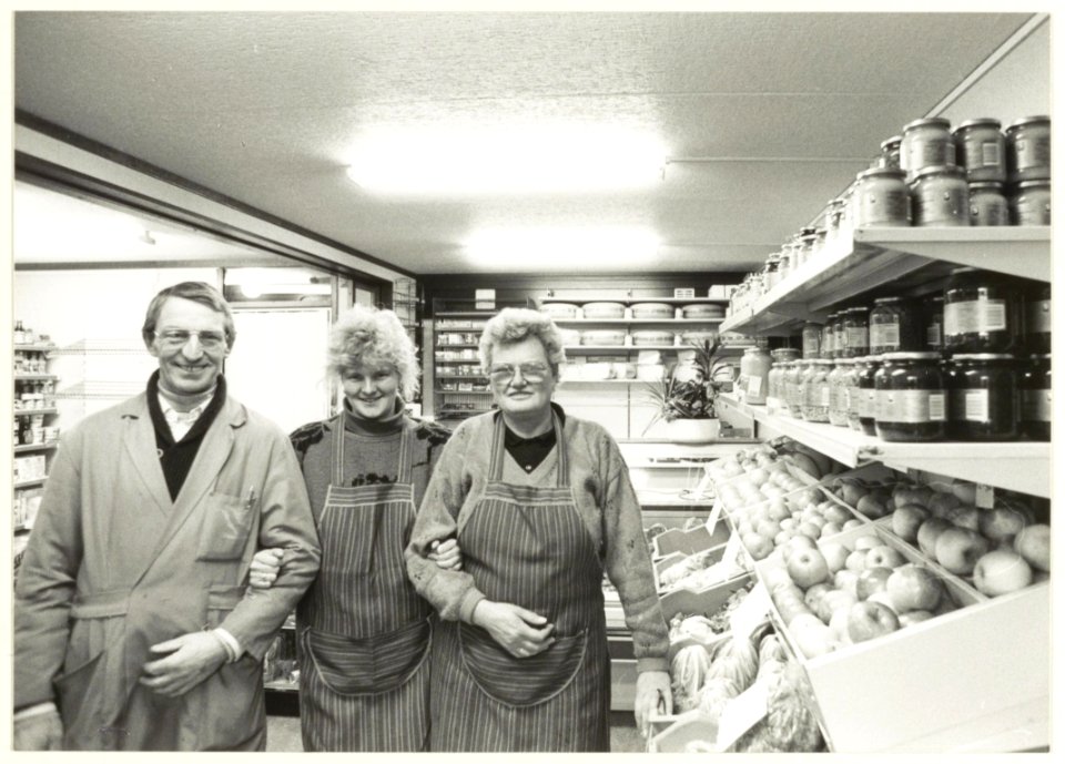 De heer en mevrouw Ebbeling en hun dochter Jacqueline in de noodwinkel