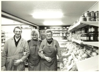 De heer en mevrouw Ebbeling en hun dochter Jacqueline in de noodwinkel