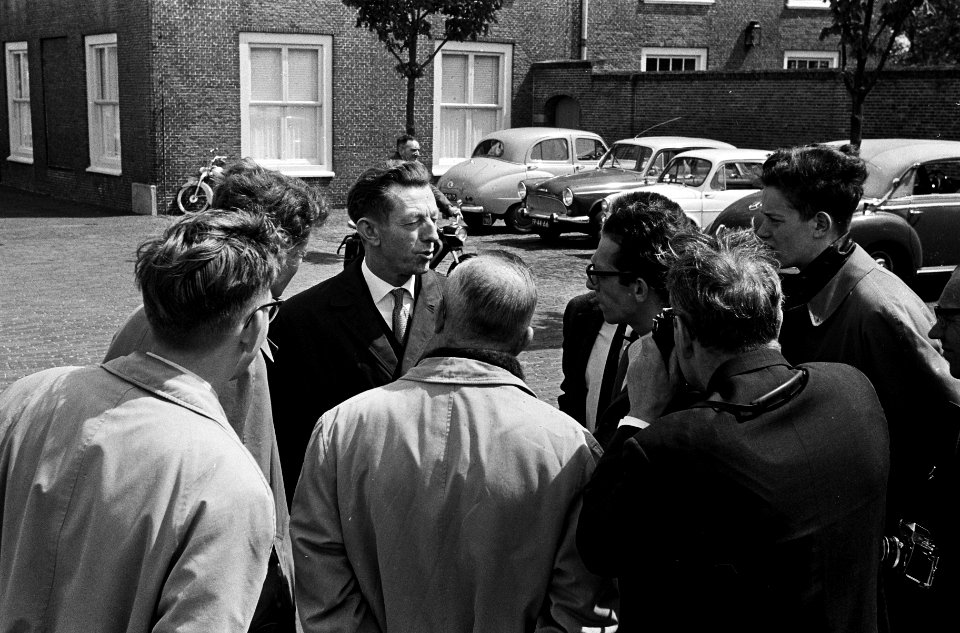 De heer Koekoek, Boerenpartij, omringd door journalisten, Bestanddeelnr 915-1766