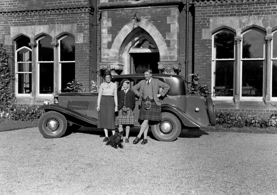 De heer en mevrouw Wood met hun zoon in Penicuik bij de auto voor hun huis, Bestanddeelnr 190-1104