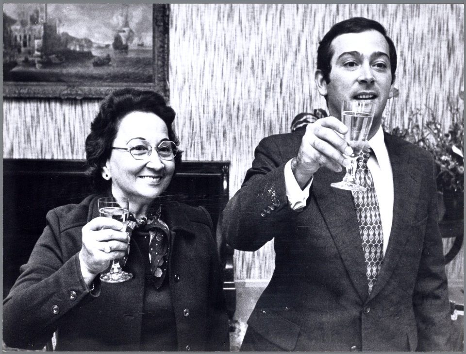 De heer Jorge Guillermo doet op het stadhuis van Utrecht aangifte van de geboort, Bestanddeelnr 006-0572