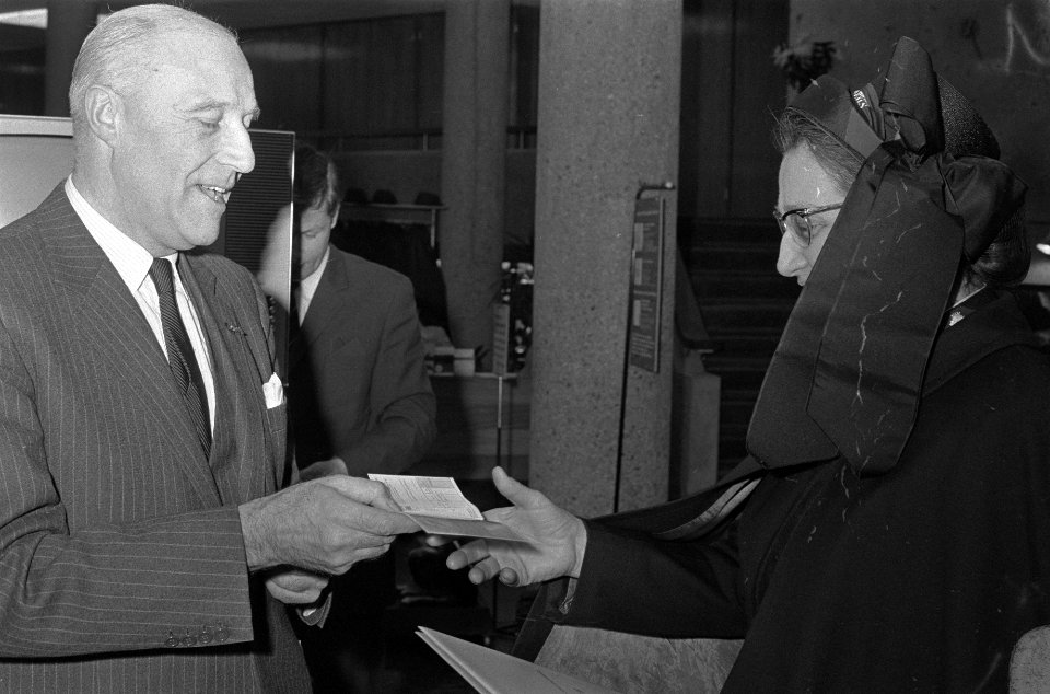 De heer H. Reinoud, directeur-generaal van de PTT, overhandigt majoor A.M. Bossh, Bestanddeelnr 922-2549