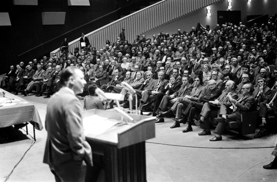 De heer H Pors aan het woord, rechts luisterende politici, Bestanddeelnr 926-9702