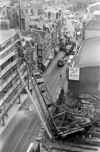De heimachine vernielde het dak van een bank aan de Amstelstraat, Bestanddeelnr 919-5108