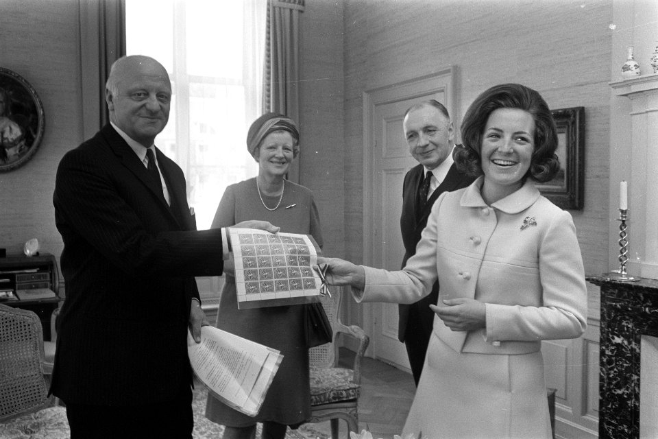 De heer Tupker (l) overhandigt prinses Margriet (r) een vel met sluitzegels, Bestanddeelnr 923-4775