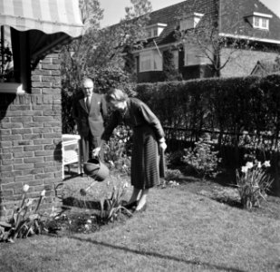 De heer en mevrouw Dellaert in de tuin voor hun huis, Bestanddeelnr 254-2456