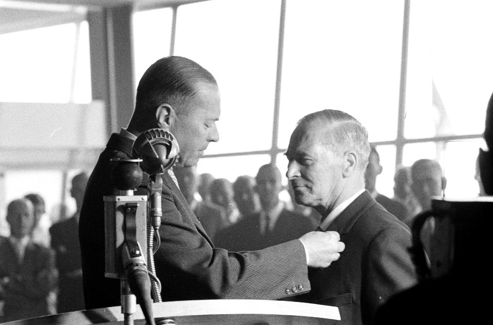 De heer F. J. van Marle 40 jaar bij de Luchtvaart, president directeur Aler (l) , Bestanddeelnr 911-5017