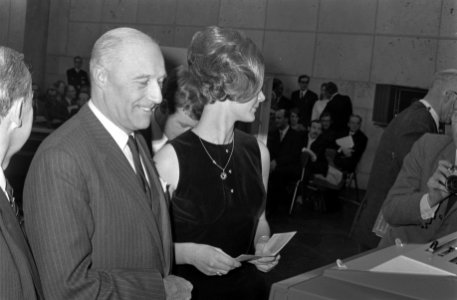 De heer H. Reinoud, PTT directeur generaal, Bestanddeelnr 922-2547