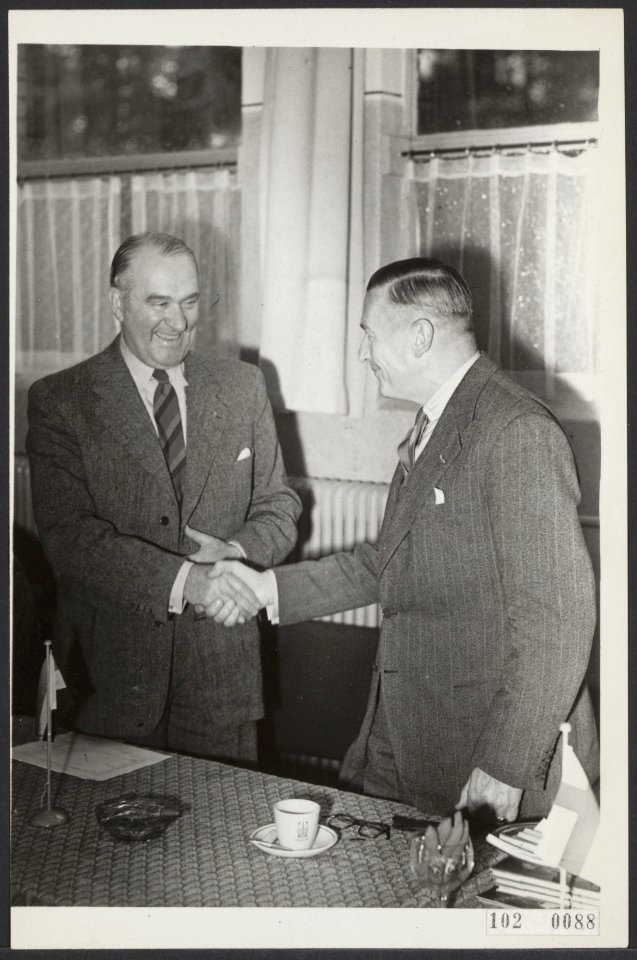 De heer E. von Frenckel, voorzitter van het Finse Olympische Comité heeft in het, Bestanddeelnr 102-0088
