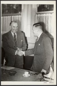 De heer E. von Frenckel, voorzitter van het Finse Olympische Comité heeft in het, Bestanddeelnr 102-0088