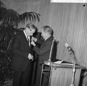 De heer J W Lebon onderscheiden met de Officiers Orde van Oranje Nassau , link, Bestanddeelnr 914-7076