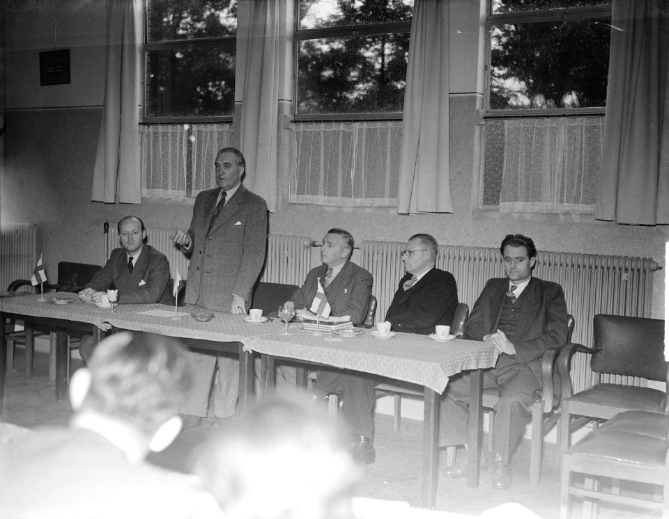 De heer E. von Frenckel, voorzitter van het Finse Olympische Comité heeft in het, Bestanddeelnr 904-1997