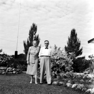 De heer en mevrouw De Greve in hun tuin in Paramaribo, Bestanddeelnr 252-5254